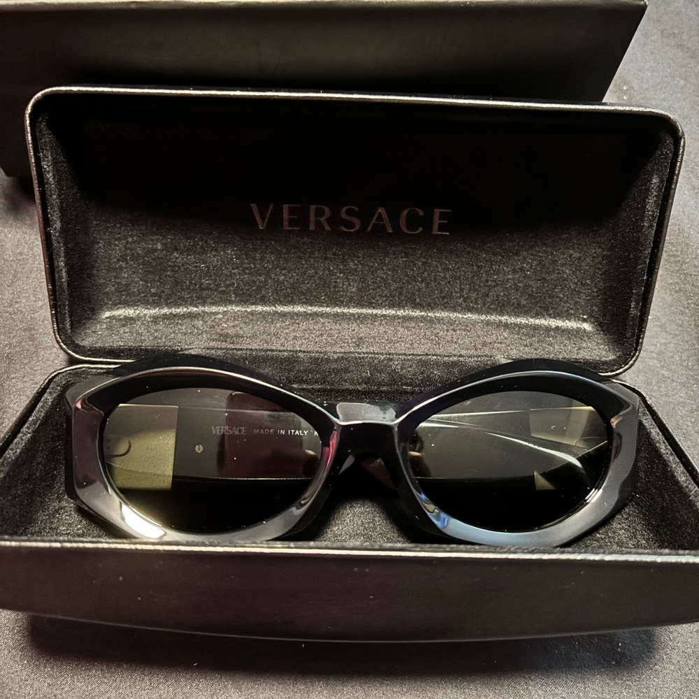 AUTHENTIC VERSACE UNISEX OVAL SUNGLASSES.